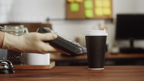 pagar con tarjeta de crédito bancario en un café. compras de alimentos sin contacto y sin contacto en un restaurante. concepto de tecnología nfc. comprar café, bebida caliente.