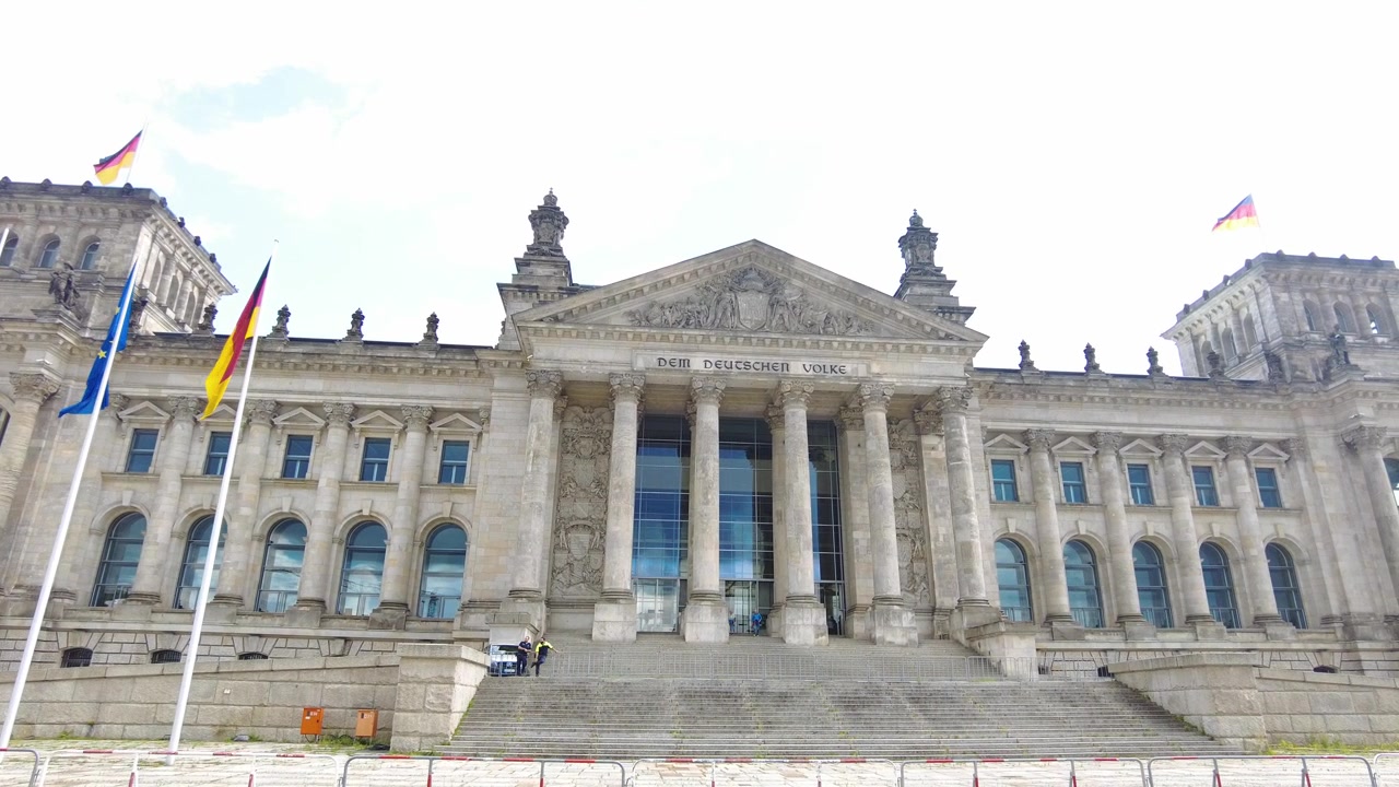 Facadens hovedindgang til Rigsdagsbygningen i Berlin. Mødestedet for det tyske parlament (Forbundsdagen). Totalbillede