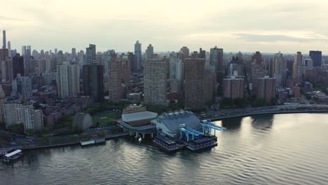 toma aérea épica de camiones a lo largo del río este y el lado este superior de manhattan, ciudad de nueva york