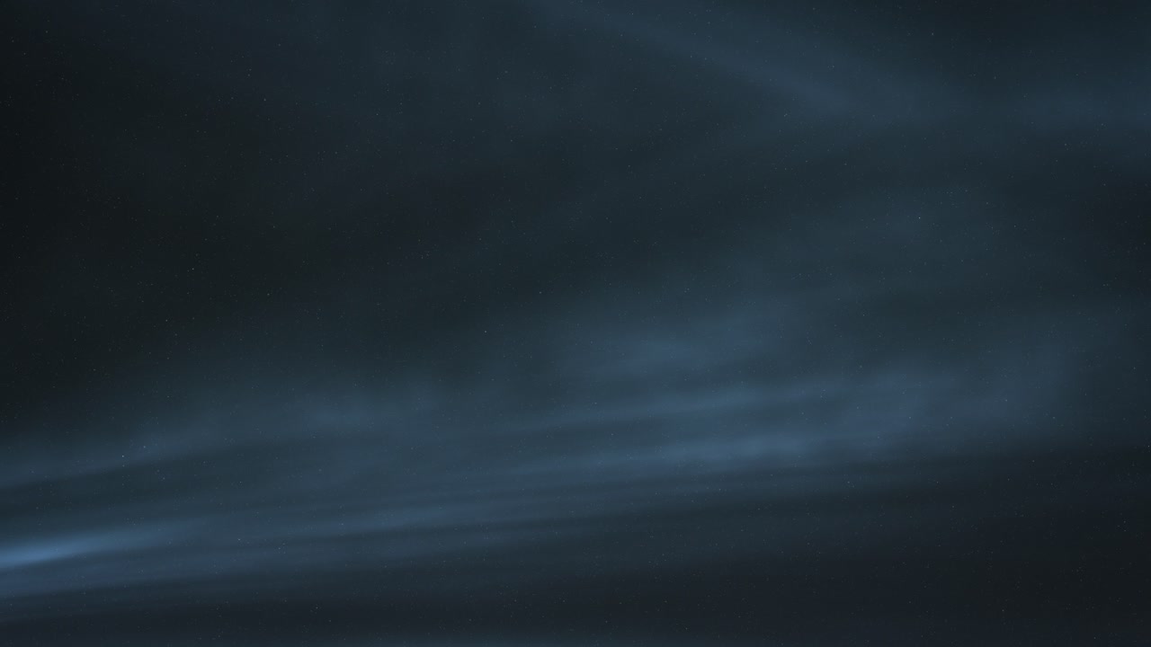 Jasna iluminacja Zorzy Polarnej w nocy - niskie ujęcie