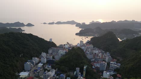 Puesta-De-Sol-Detrás-Del-Pueblo-Costero-En-Cat-Ba-Y-La-Bahía-De-Halong-En-El-Norte-De-Vietnam