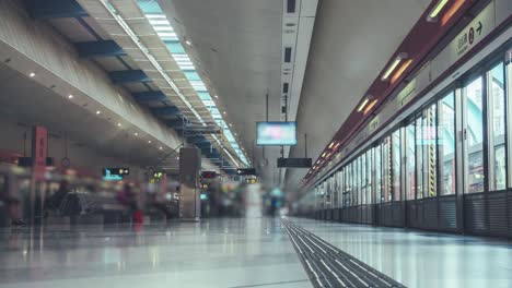 estación de metro y personas irreconocibles