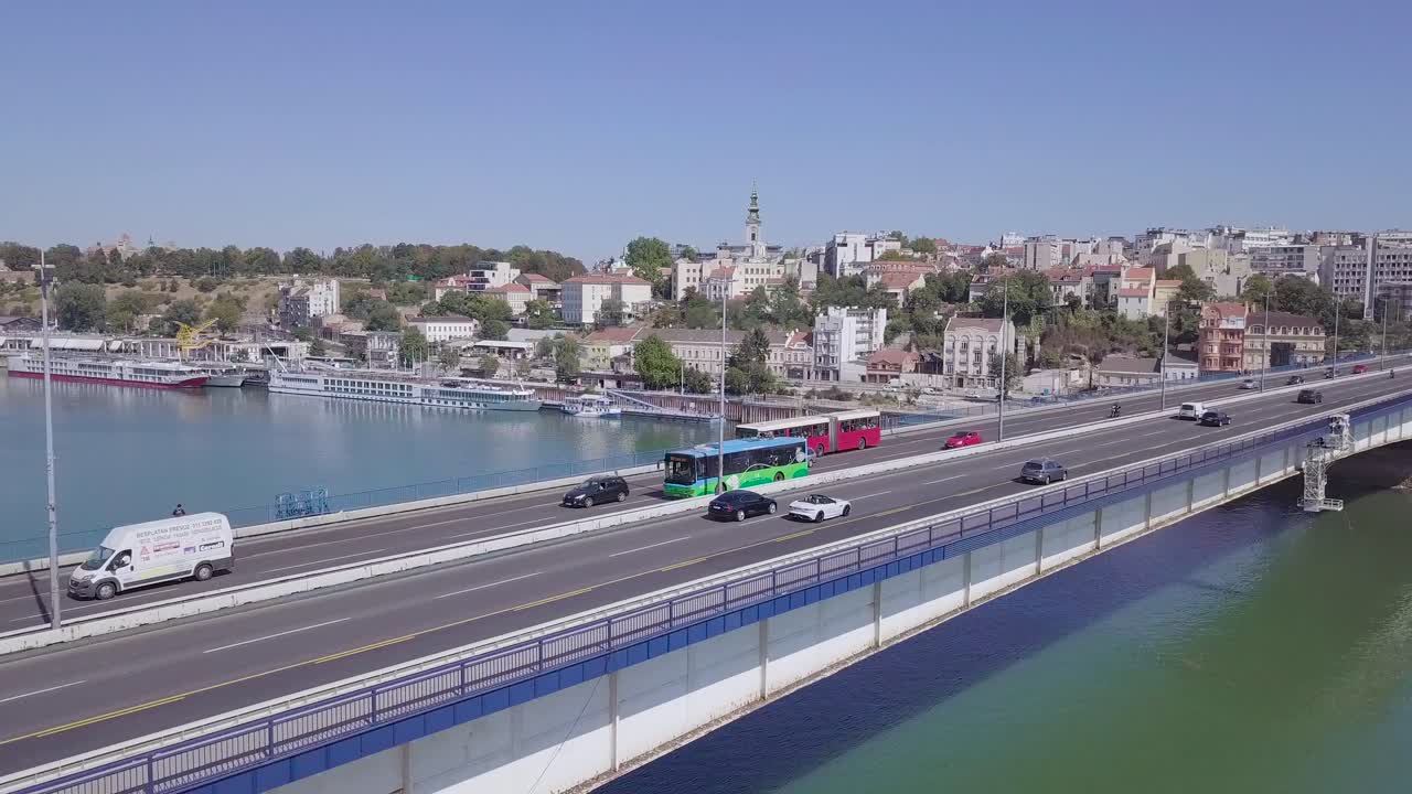 브란코 다리와 벨그라드 도심의 믿을 수 없는 느린 4k 오프닝  ⁇