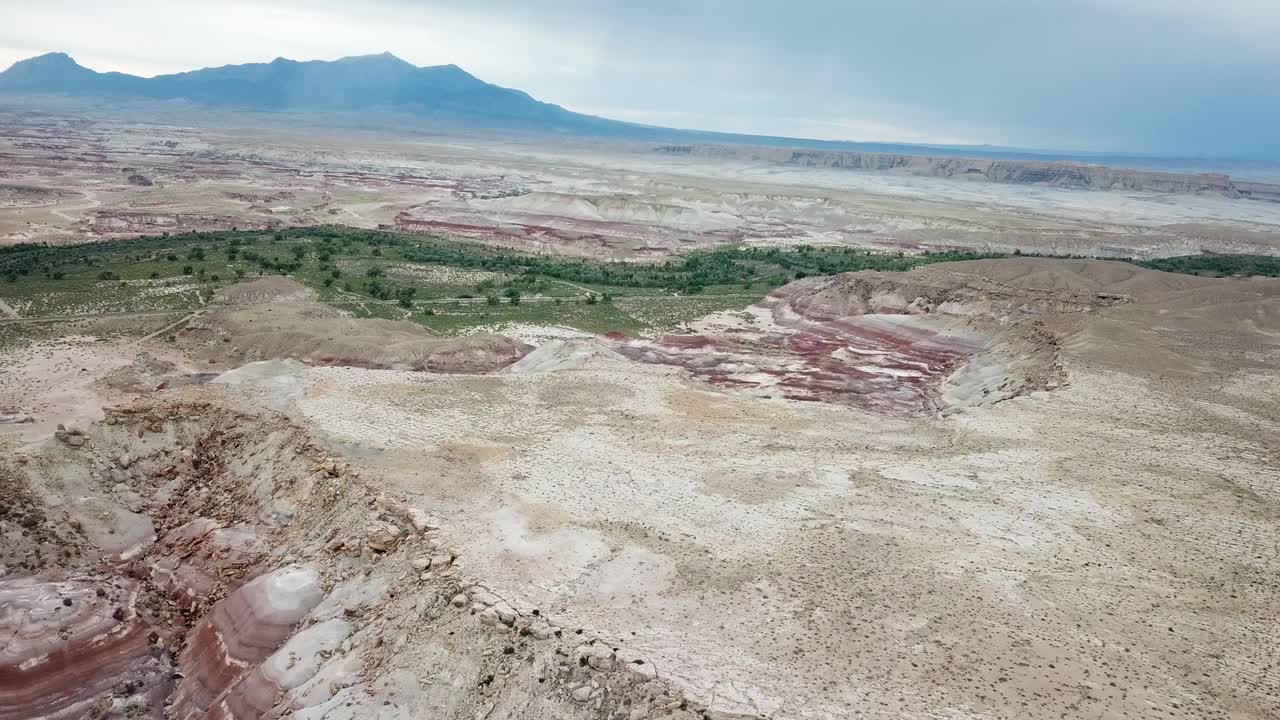desierto de utah, ee.uu., vista aérea de extrañas colinas de arenisca y cañón cerca de hanksville