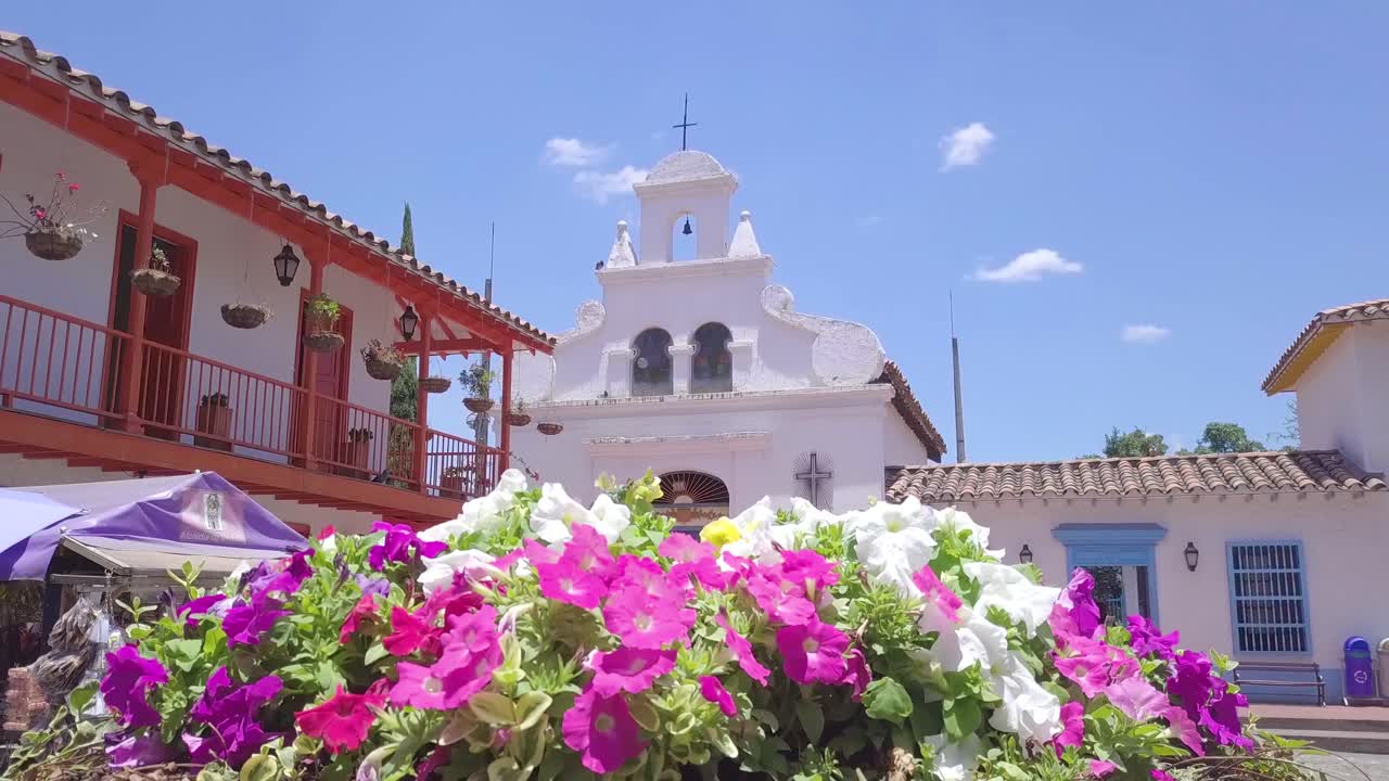 푸에블로 파이사, 세로 누티바라, 메델린의 광장을 보여주는 빠른 4k  ⁇