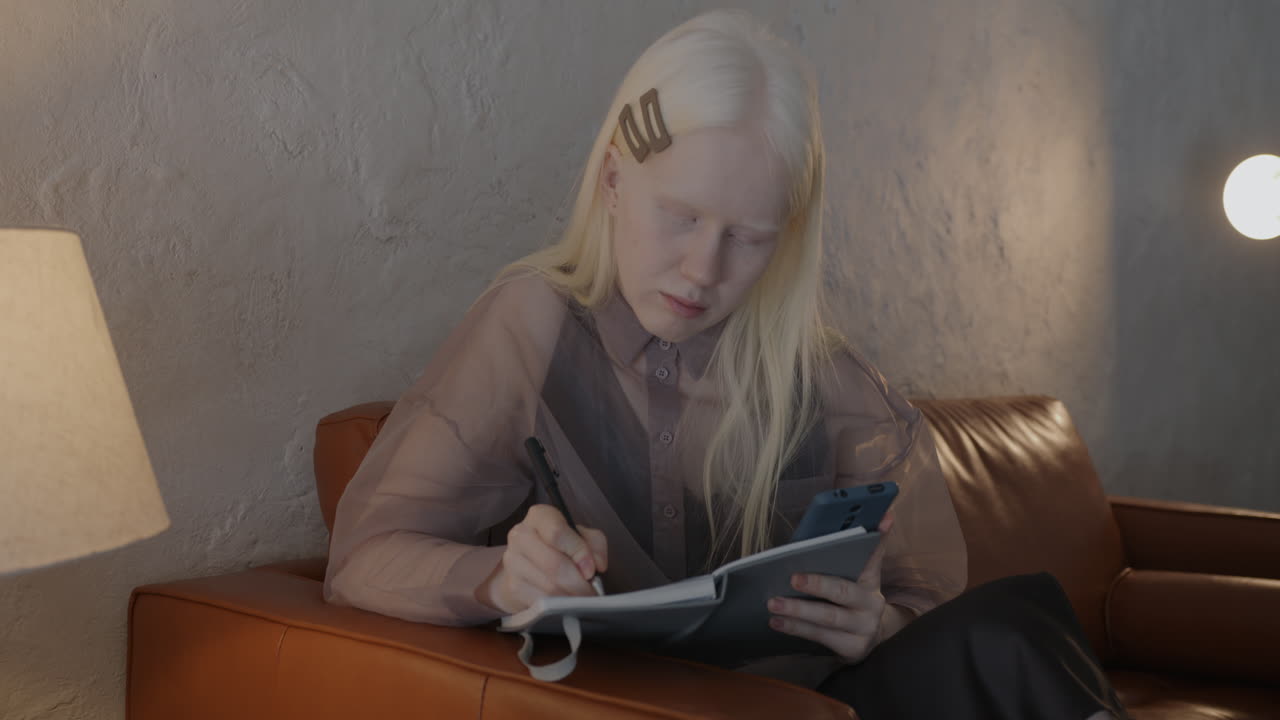 молодая женщина учится дома