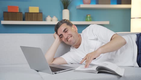 un tipo relajado que hace las cosas como quiere, feliz y divirtiéndose.