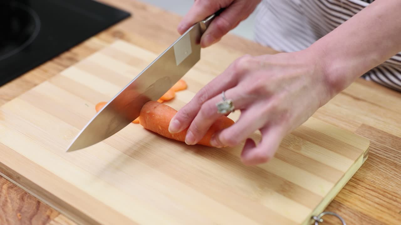 cortando zanahorias en una tabla de madera