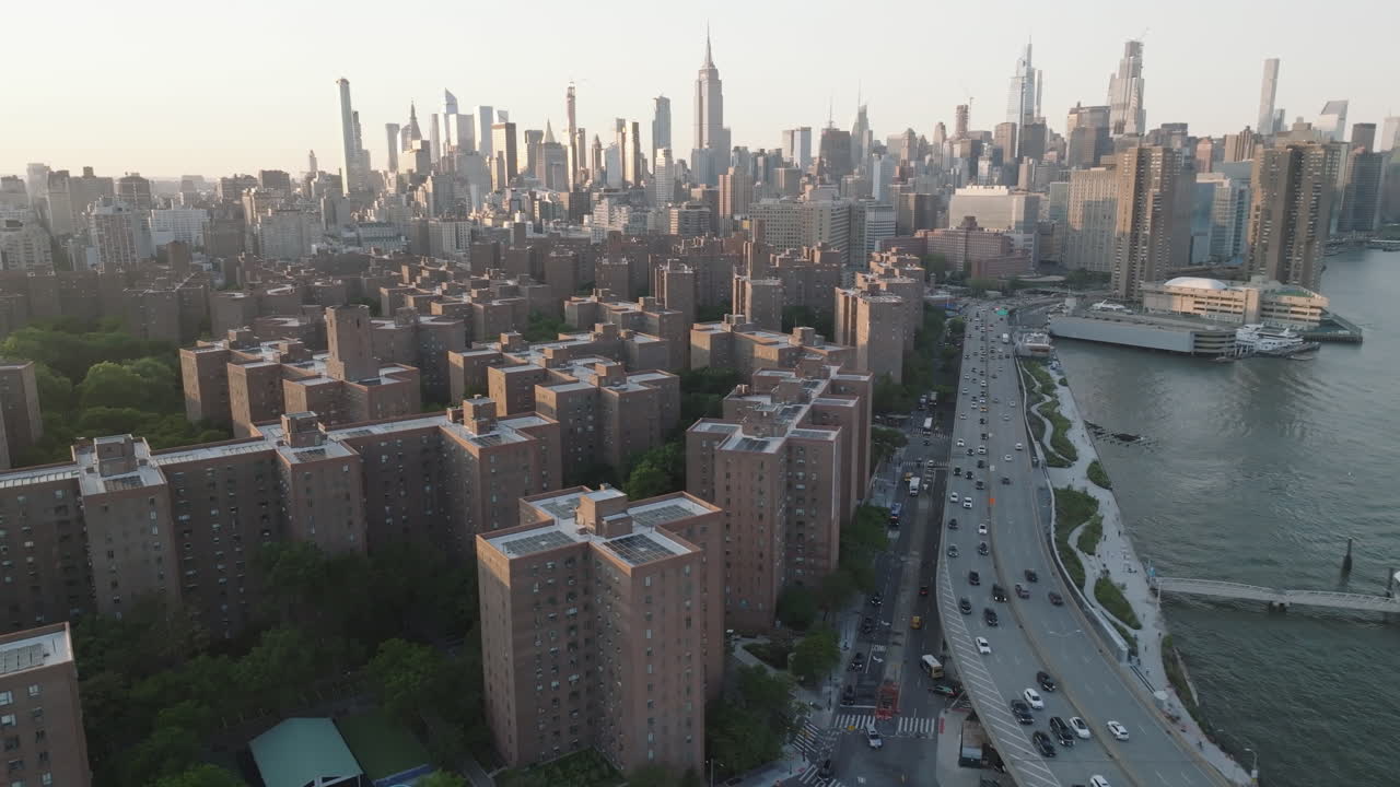 뉴욕시의 한 여름 오후에 찍은 사진