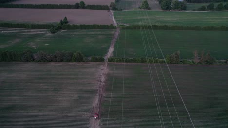 Panorámica-De-Ascensión-Rápida-Hacia-Abajo-Sobre-Líneas-Eléctricas-De-Tierras-De-Cultivo