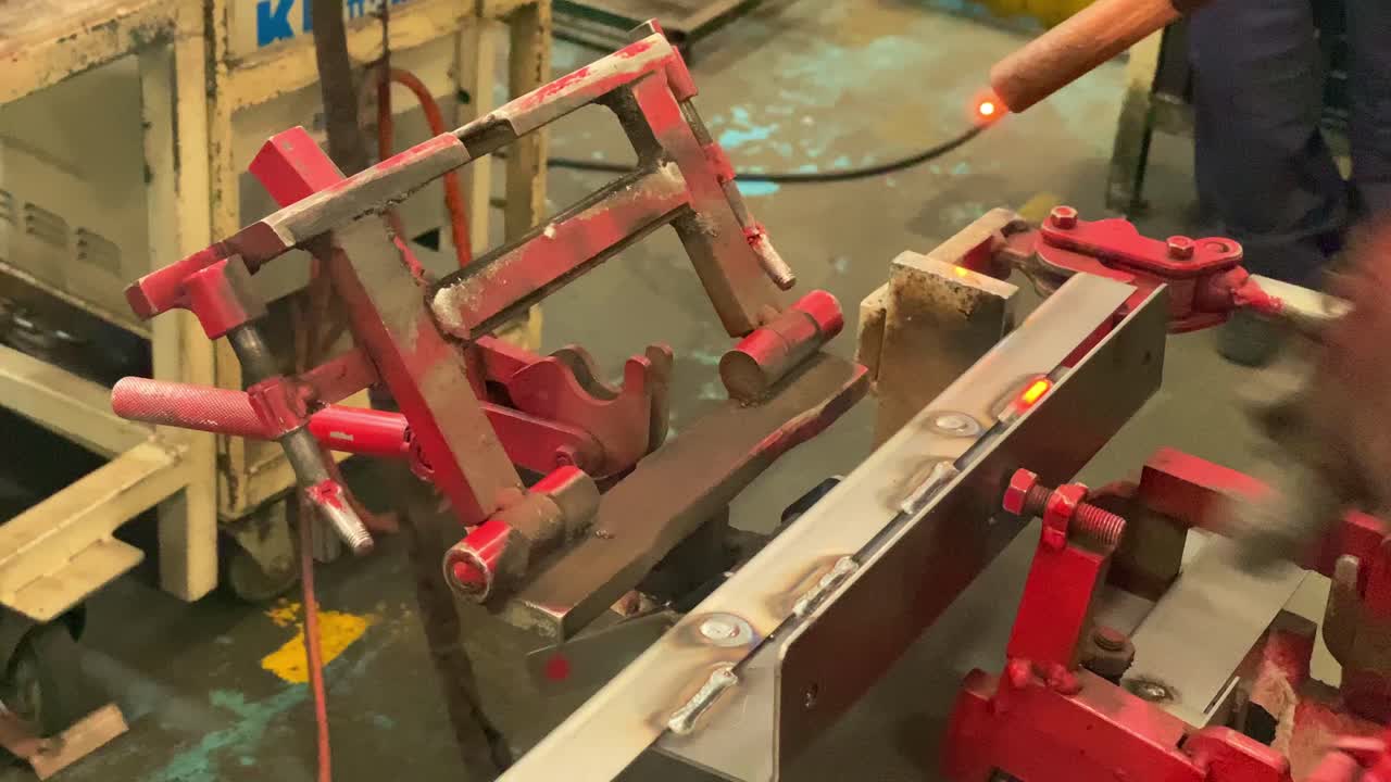 proceso de soldadura de metal en guantes para unir la placa de hierro