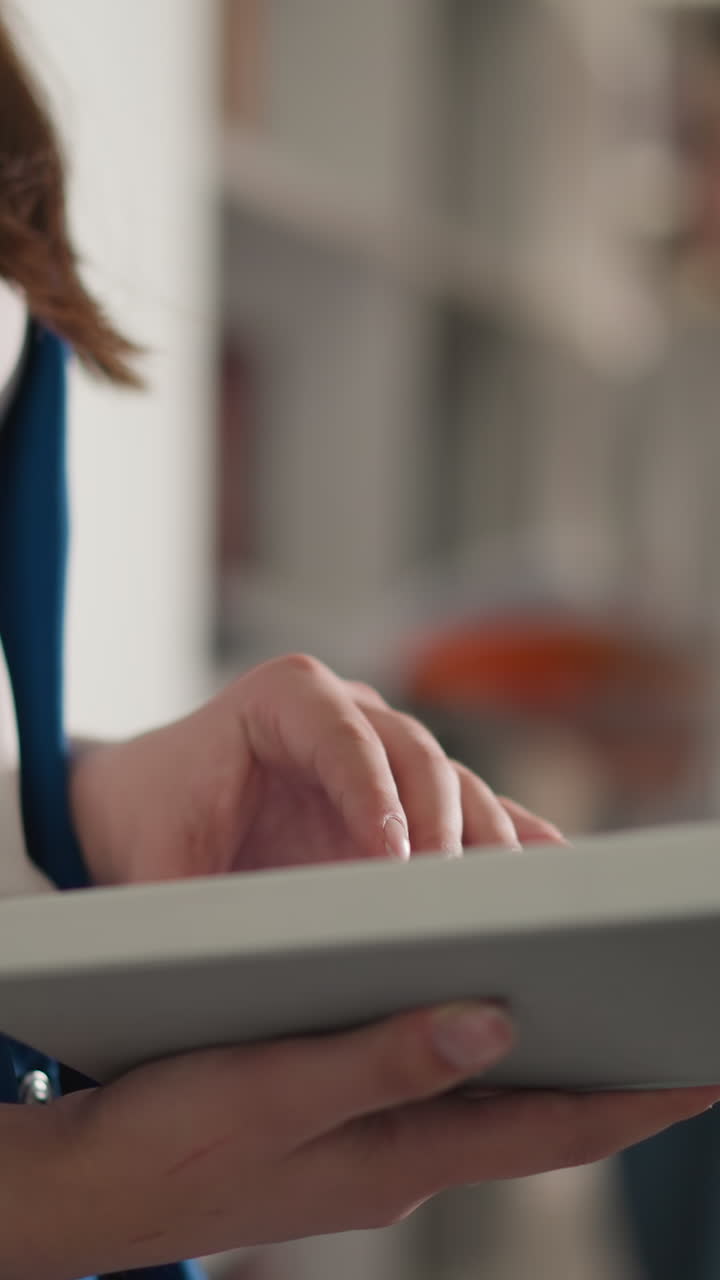 mujer da la vuelta a las páginas de un libro en una biblioteca pública. joven lector sostiene una novela abierta de pie en una librería moderna. estudiante lee literatura científica