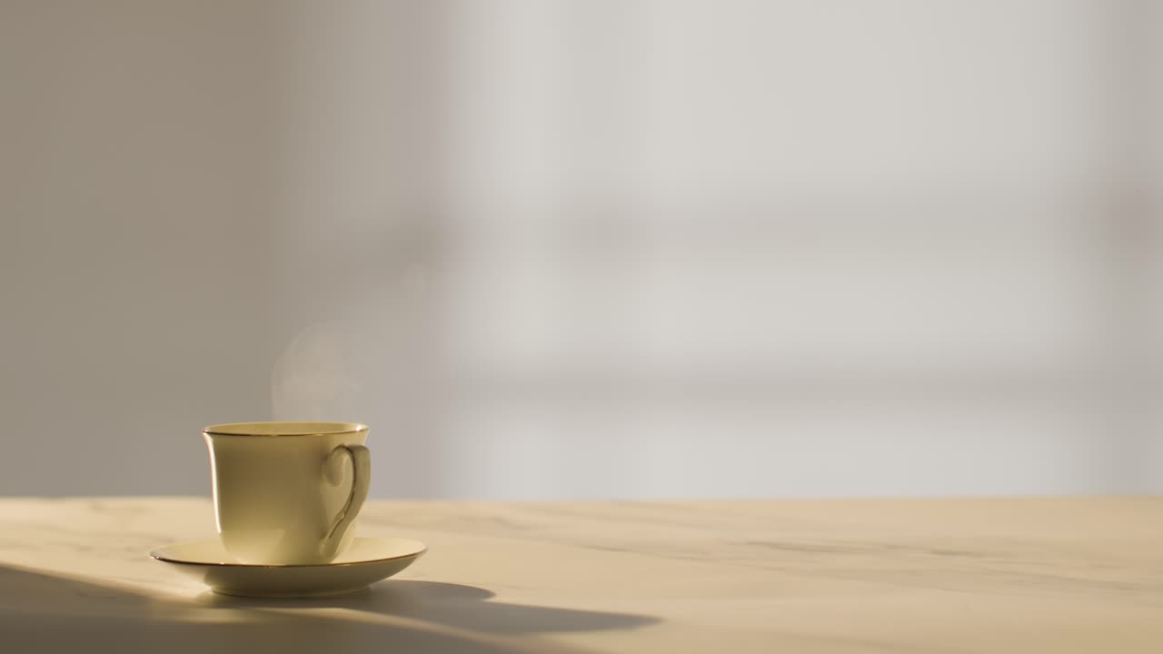 복사 공간과 함께 전통적인 증기 영국 차 컵의 스튜디오  ⁇