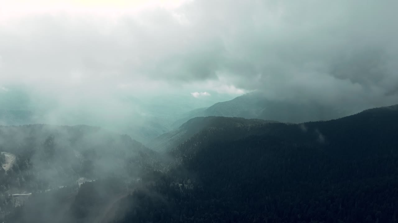 안개가 가득한 산악 풍경