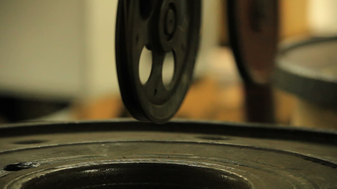 금속 공장의 산업 장비. 와이어 제조 과정