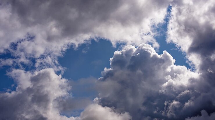 Weitwinkel-Zeitrafferaufnahme eines blauen Himmels mit großen weißen Wolken
