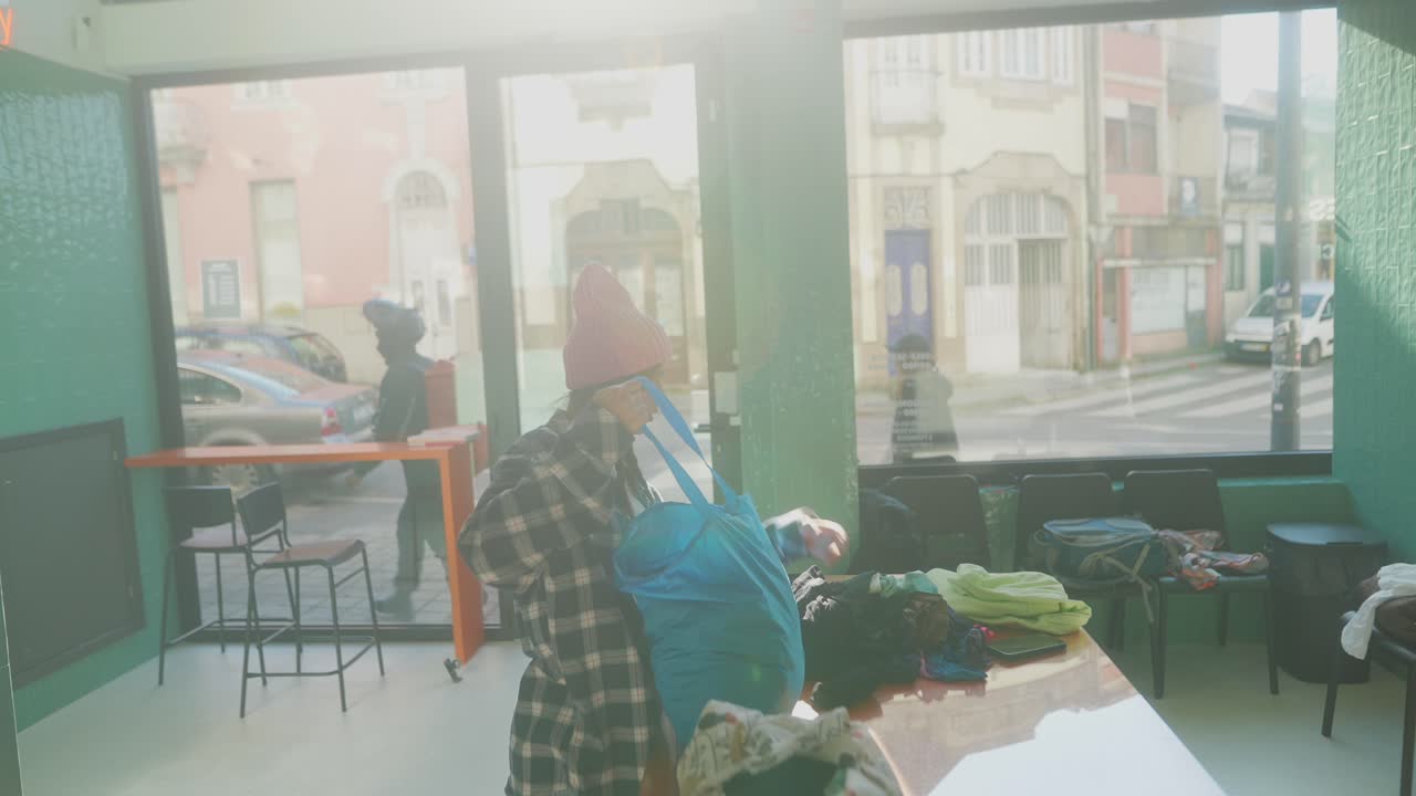 Donna che fa i bagagli in un ostello