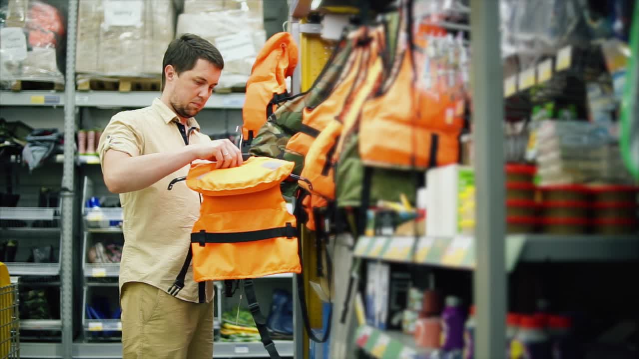 상점 에서 구명 조끼 를 구입 하는 사람