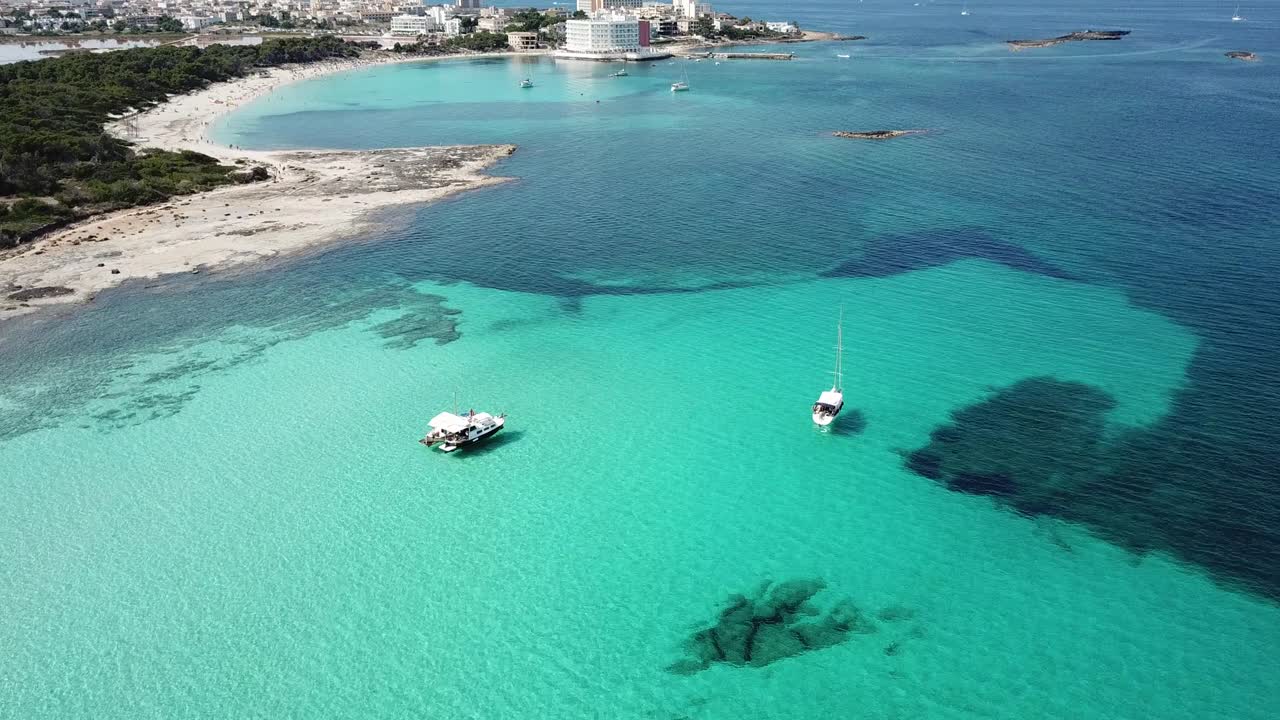 콜로니아 산트 조르디 (colonia sant jordi) - 마요르카 (mallorca) - 스페인의 멋진 에타니 해변과 카리브 해 (caribbean sea) 의 보트 (boat) 의 놀라운 드론 풍경.