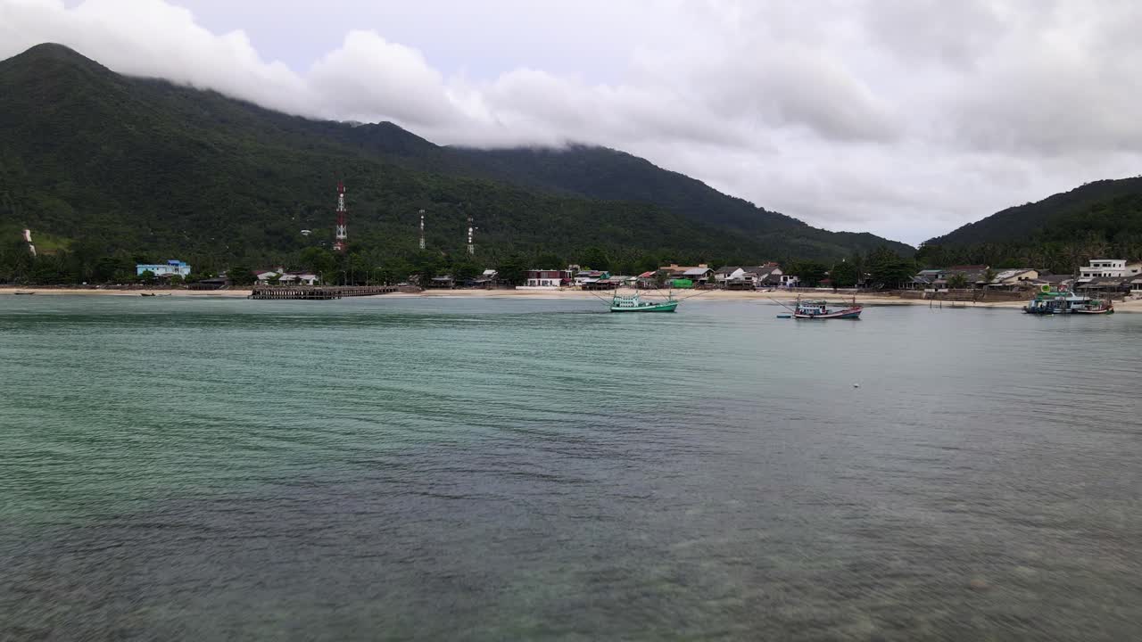 말리부 해변, 코팡안 섬, 태국의 청록색 물에 긴 꼬리 보트의 드론 샷