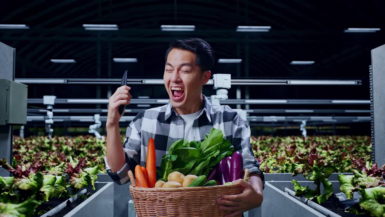 스마트 에서 스마트폰을 사용하는 동안 채소 바구니를 들고 축하하는 행복한 아시아 남성 농부