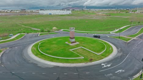 Antena-En-Rotonda-En-Lake-Park-Boulevard-En-West-Valley-City-Utah---Movimiento-De-órbita-Lenta