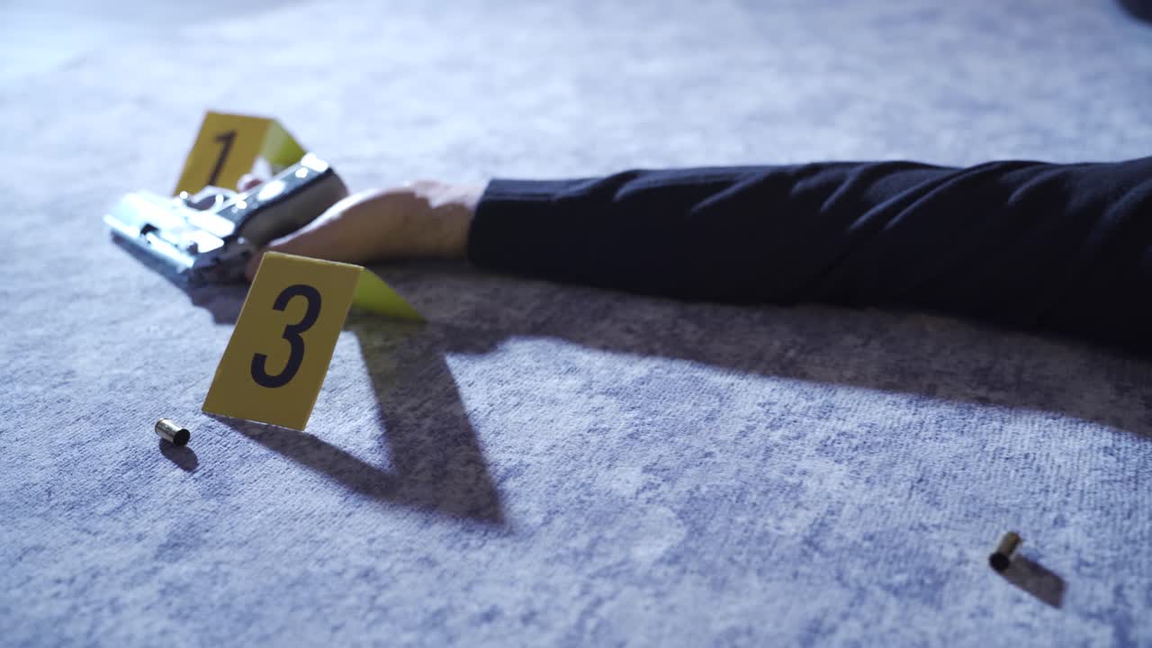 자살한 시체에 대한 법의학적 조사를 수행하고 있습니다.