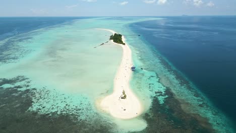 Descubriendo-La-Magnífica-Isla-Pulau-Timba-En-Un-Mar-Azul-Infinito,-Sabah,-Malasia