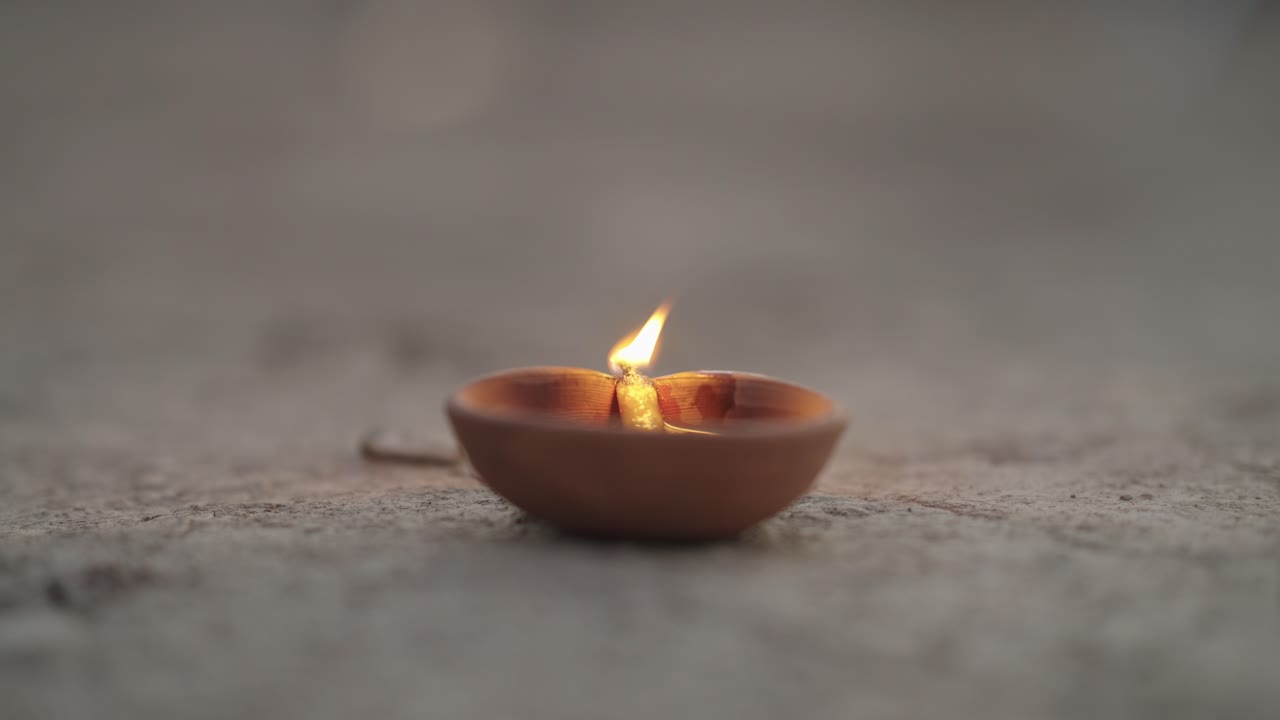 Primo piano di una fiamma che danza su una lampada a olio in stile antico