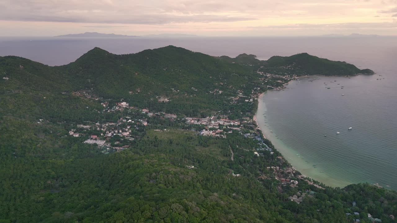 vista aérea del atardecer de koh tao, tailandia vista aérea de la playa de sairee