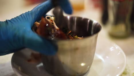 chef manejando el plato con precisión y cuidado