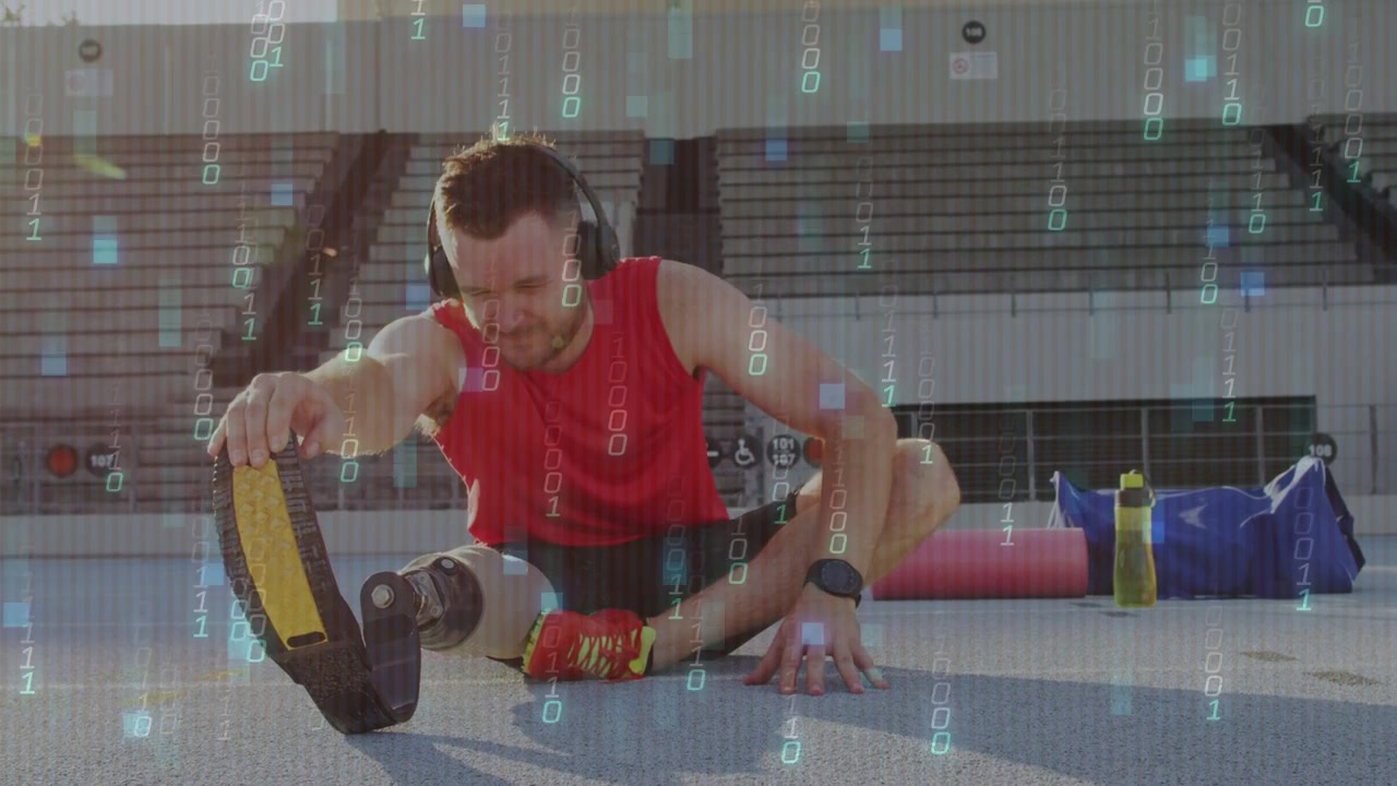 Hombre haciendo estiramientos deportivos sentado antes de correr, agarrando la prótesis de carrera y tirando, con una superposición binaria cayendo sobre la escena