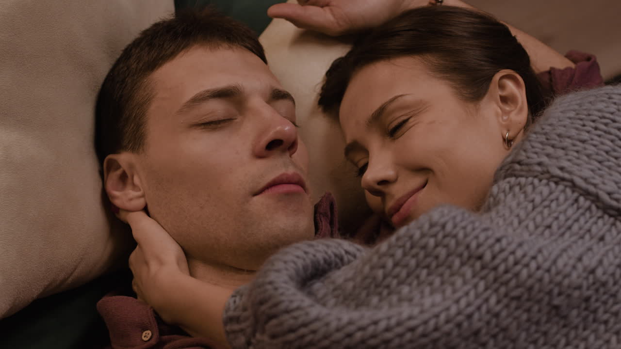 пара обнимается в постели