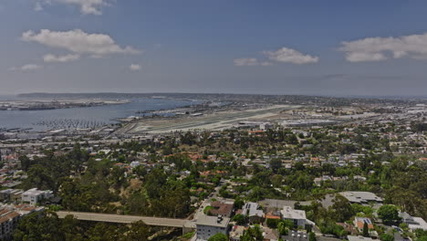 San-Diego-California-Antena-V66-Flyover-Banqueros-Barrio-De-La-Colina,-Vista-Panorámica-Que-Captura-El-Centro-De-La-Ciudad,-El-Aeródromo-Del-Aeropuerto,-El-Paisaje-Urbano-Del-Centro-Y-Las-Vistas-De-La-Bahía---Rodada-Con-El-Cine-Mavic-3---Septiembre-De-2022