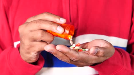 persona que toma pastillas