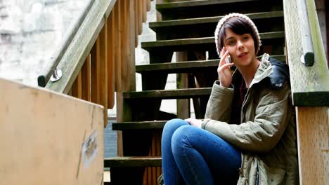 mujer joven hablando por teléfono móvil