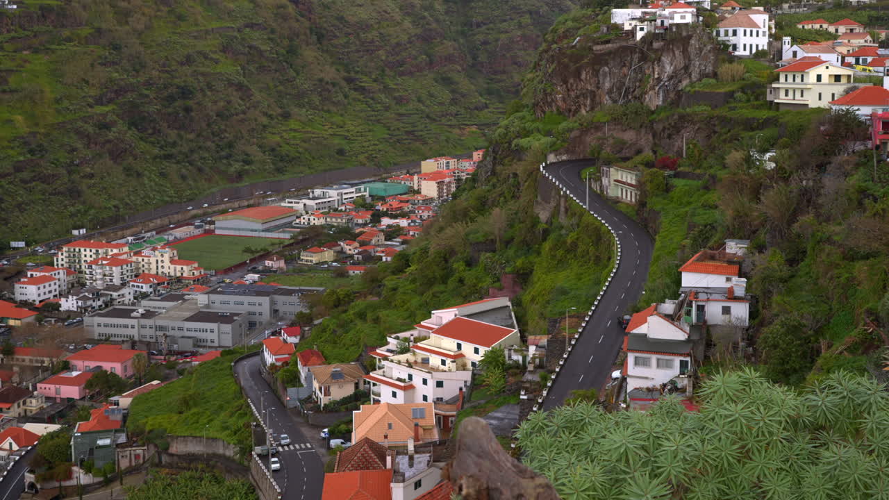 ciudad montañosa con carretera sinuosa en madeira, portugal