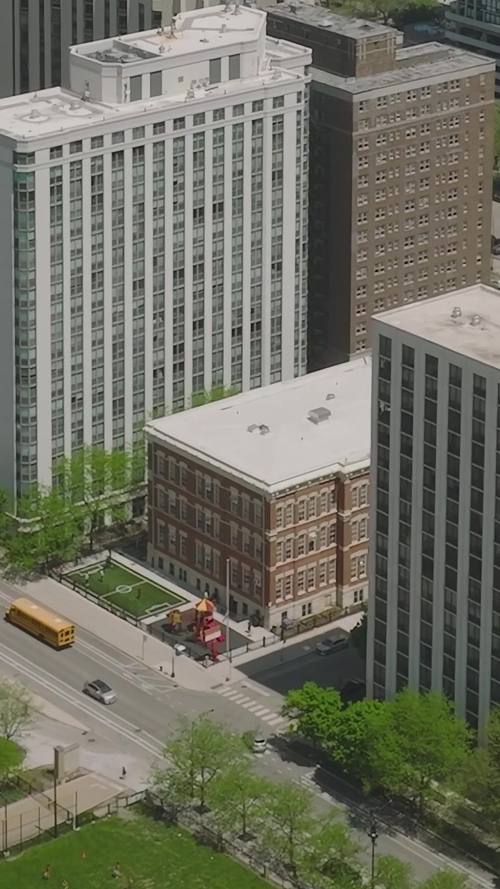 Vista aerea di Chicago che mostra edifici urbani e spazi verdi