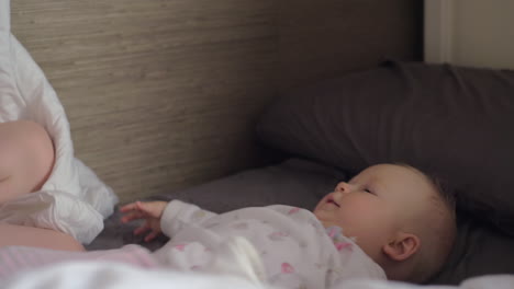 niños y niñas jugando en casa.