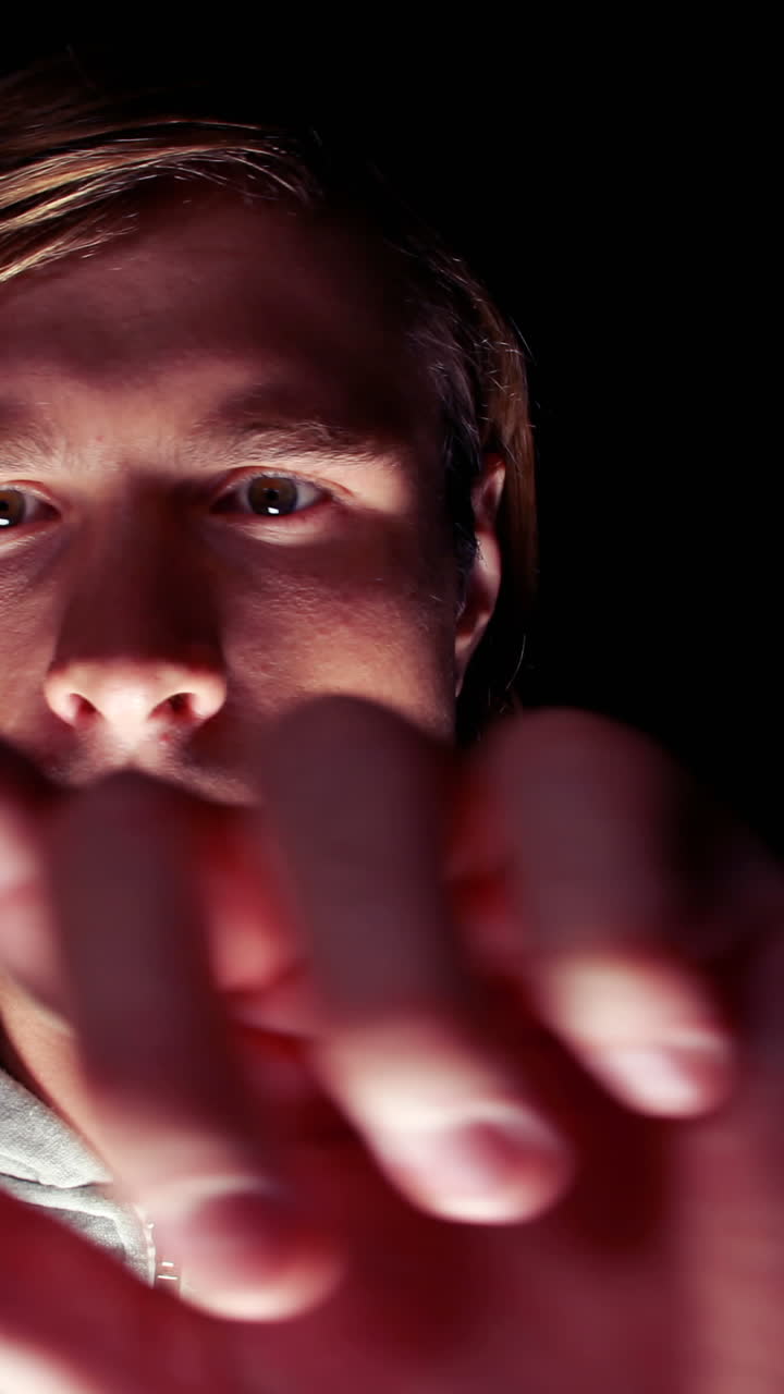 hacker usando pantalla táctil para robar la identidad