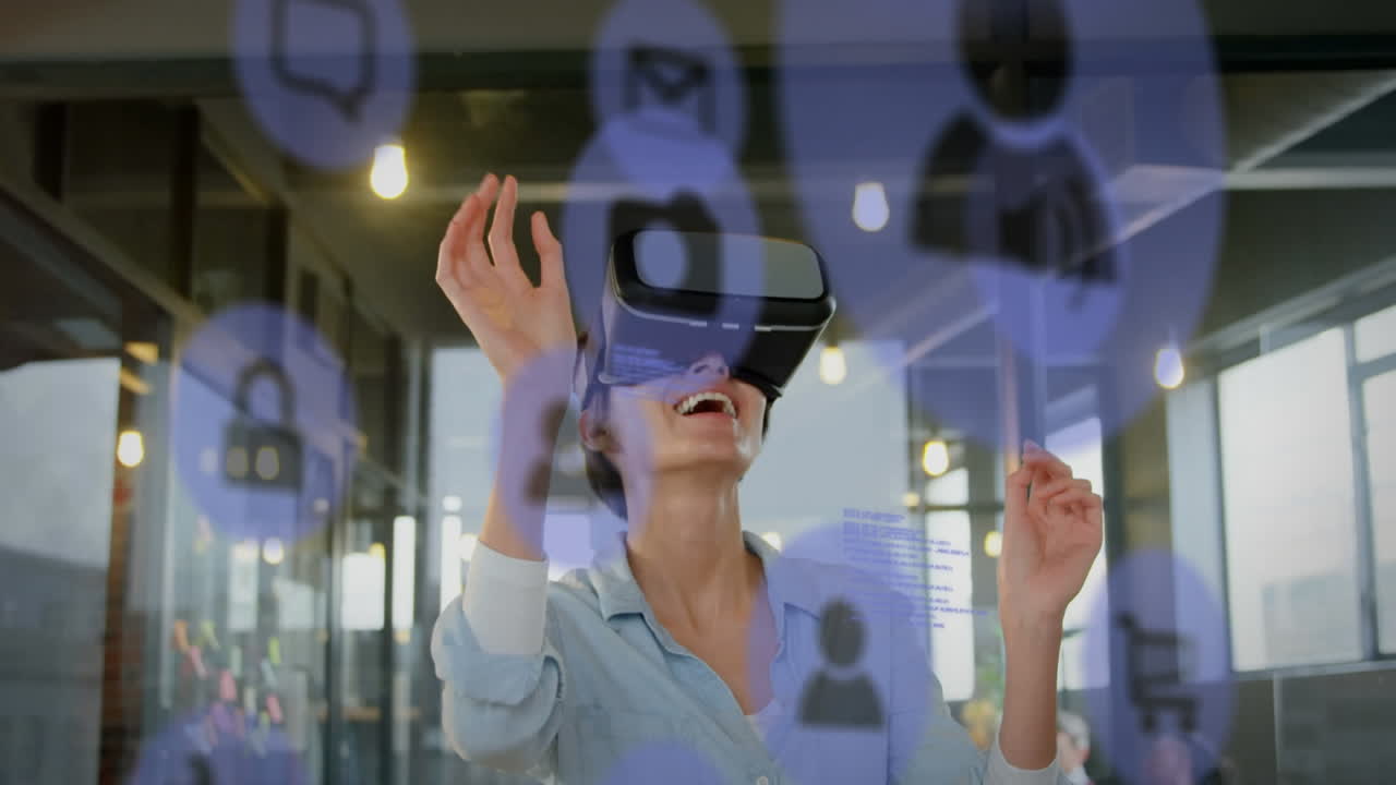 Animation af sociale medieikoner og databehandling over kaukasisk kvinde iført VR-headset
