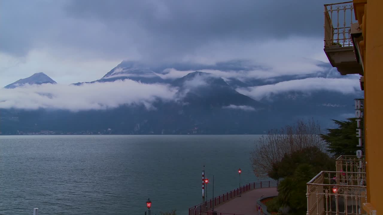 안개가 호텔 발코니 naarby와 함께 이탈리아 코모 호수 산 위로 굴러 들어옵니다.