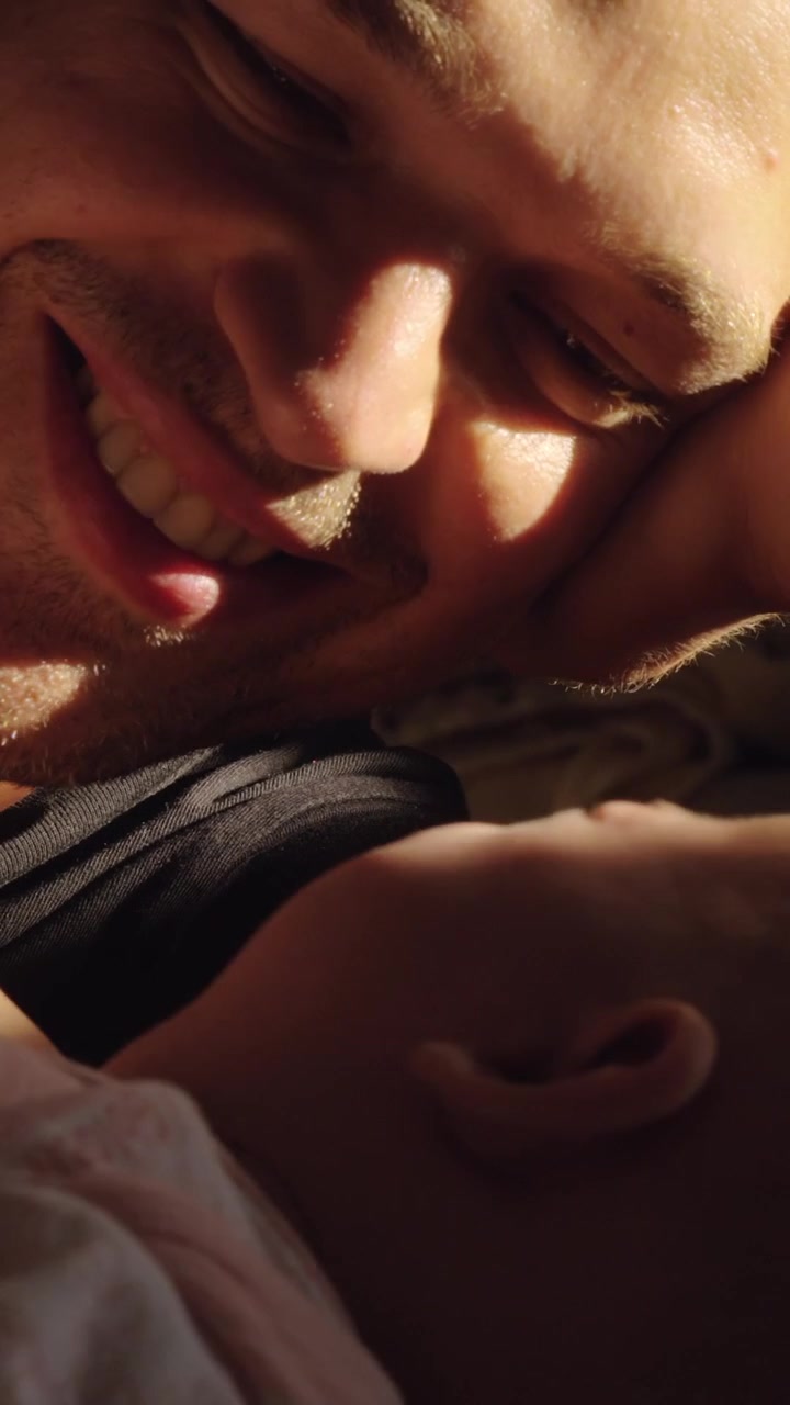 Papá feliz con bebé que empieza a llorar
