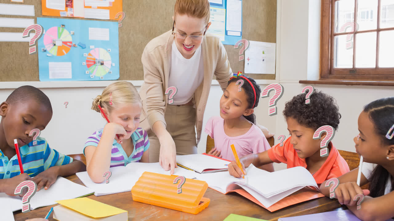 animación de signos de interrogación sobre la maestra de escuela primaria y los alumnos diversos en la clase