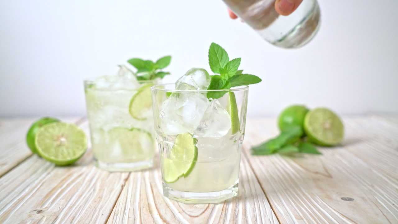 민트와 아이스 라임 소다-상쾌한 음료