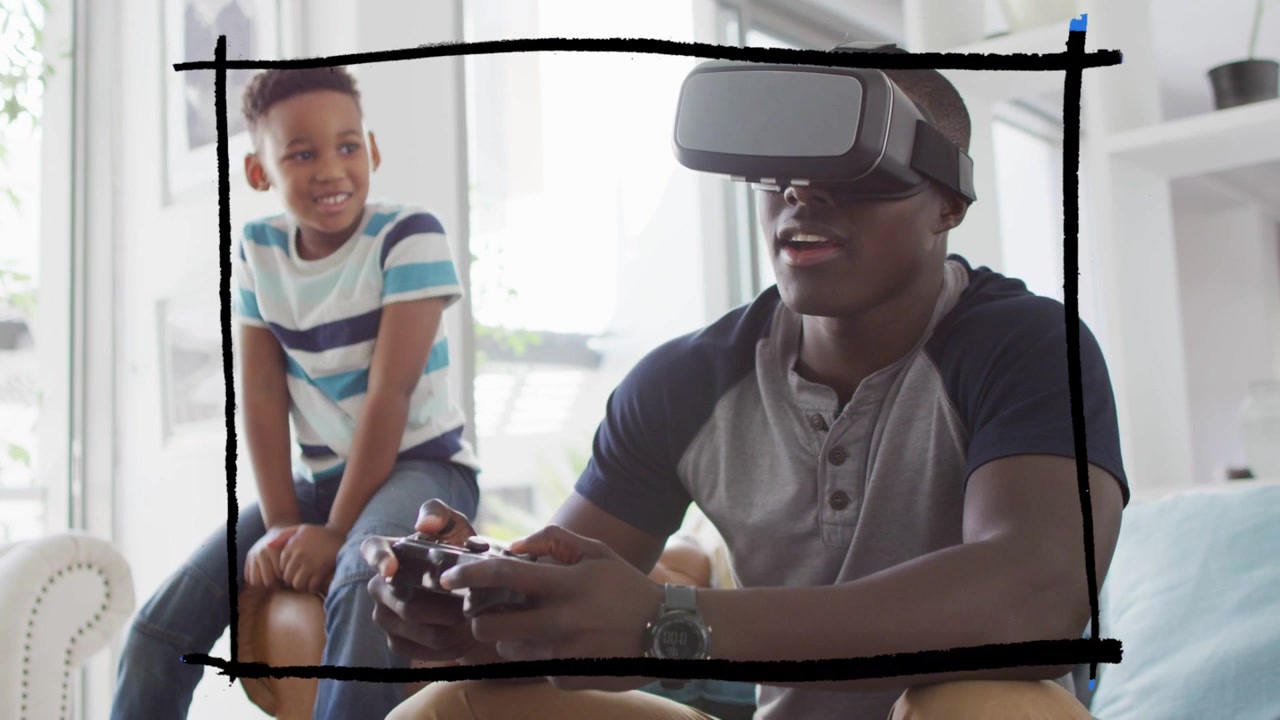 Uomo adulto con visore VR che usa un gamepad, HUD di gioco che appare vicino alla testa, bambino divertito che osserva