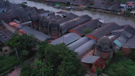 Luftbild-Von-Ziegelöfen-Und-Kanal-In-Vinh-Long-Im-Mekong-Delta,-Vietnam