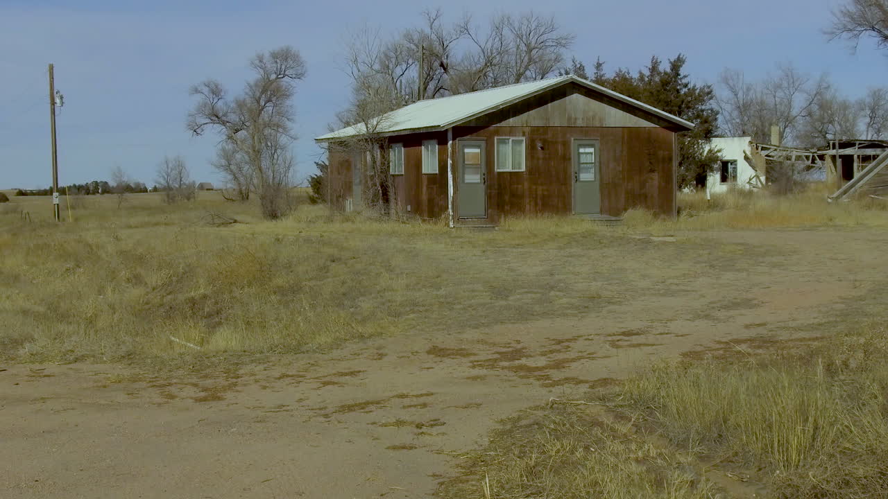 cabaña abandonada en ruinas en las llanuras del norte de colorado