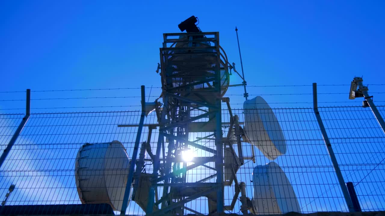radar meteorológico con una antena de radiodetección giratoria en la cima de una montaña