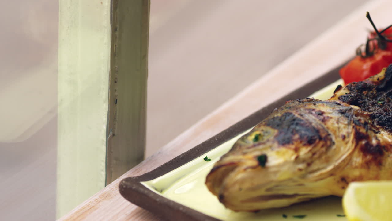 ⁇ 긴 토마토와 함께  ⁇ 긴 전체 물고기,  ⁇ 은 팬